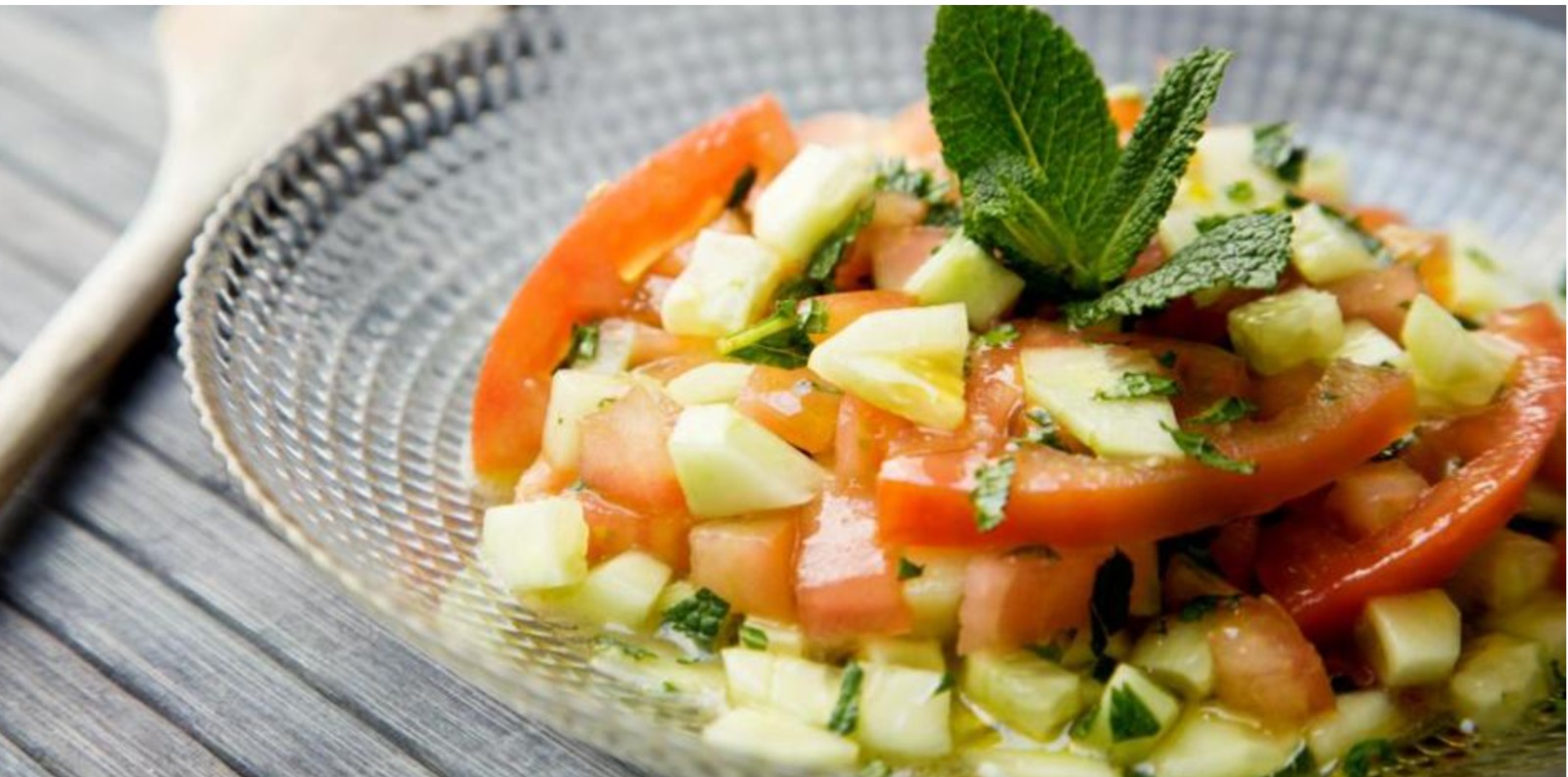 Ensalada de pepino, tomate y menta con melva en conserva